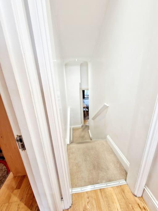 Charming Home With Private Balcony, On 1St Floor, With 2 Bathrooms, 3 Min Walk To Earl'S Court Station London Exterior photo
