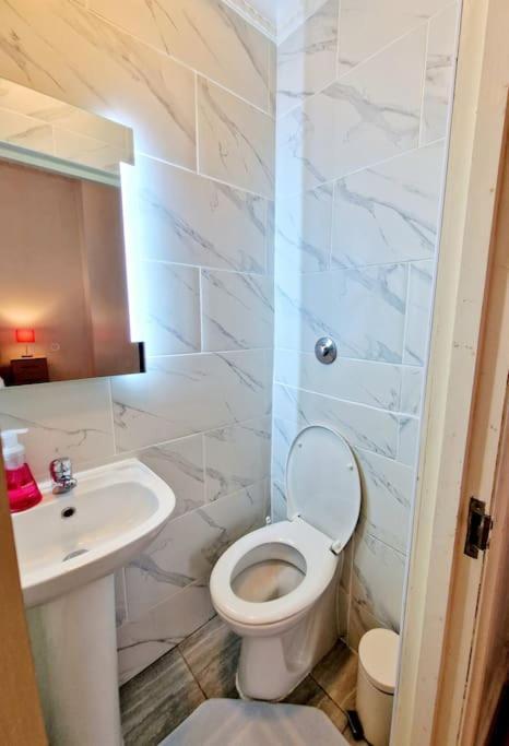 Charming Home With Private Balcony, On 1St Floor, With 2 Bathrooms, 3 Min Walk To Earl'S Court Station London Exterior photo
