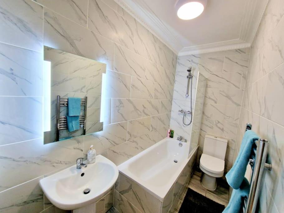Charming Home With Private Balcony, On 1St Floor, With 2 Bathrooms, 3 Min Walk To Earl'S Court Station London Exterior photo