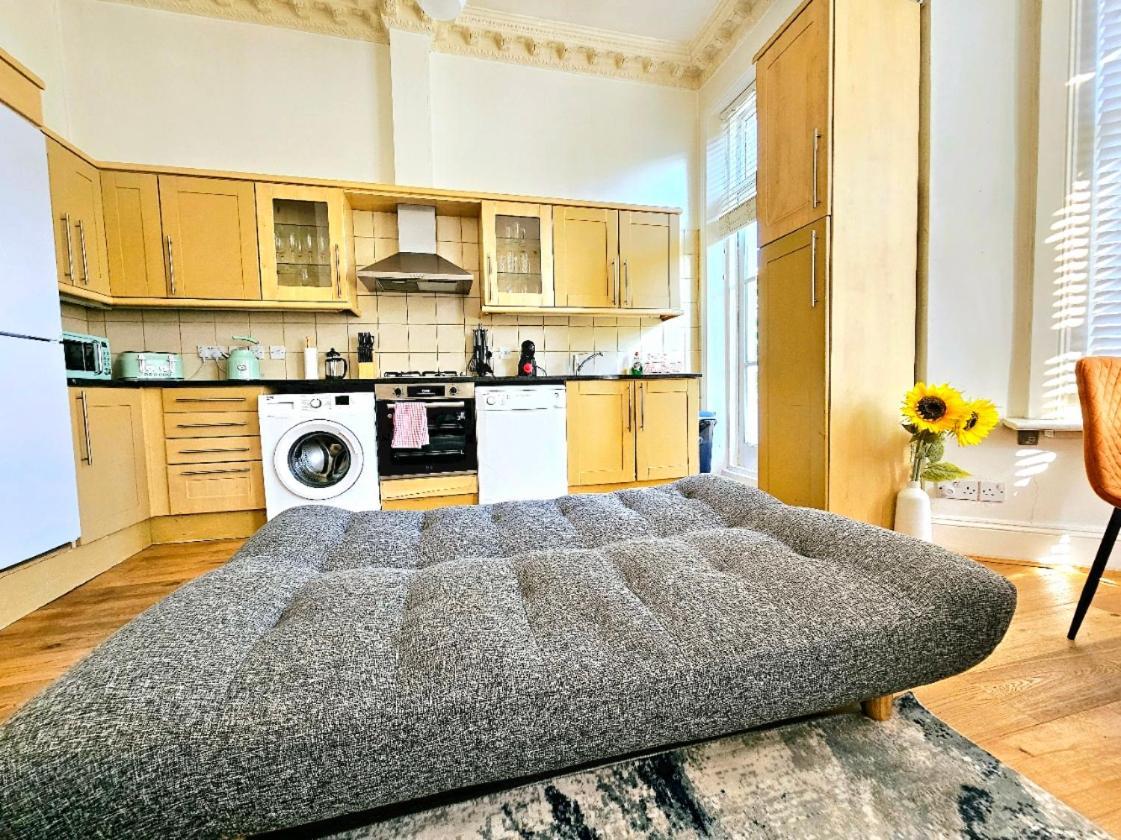 Charming Home With Private Balcony, On 1St Floor, With 2 Bathrooms, 3 Min Walk To Earl'S Court Station London Exterior photo