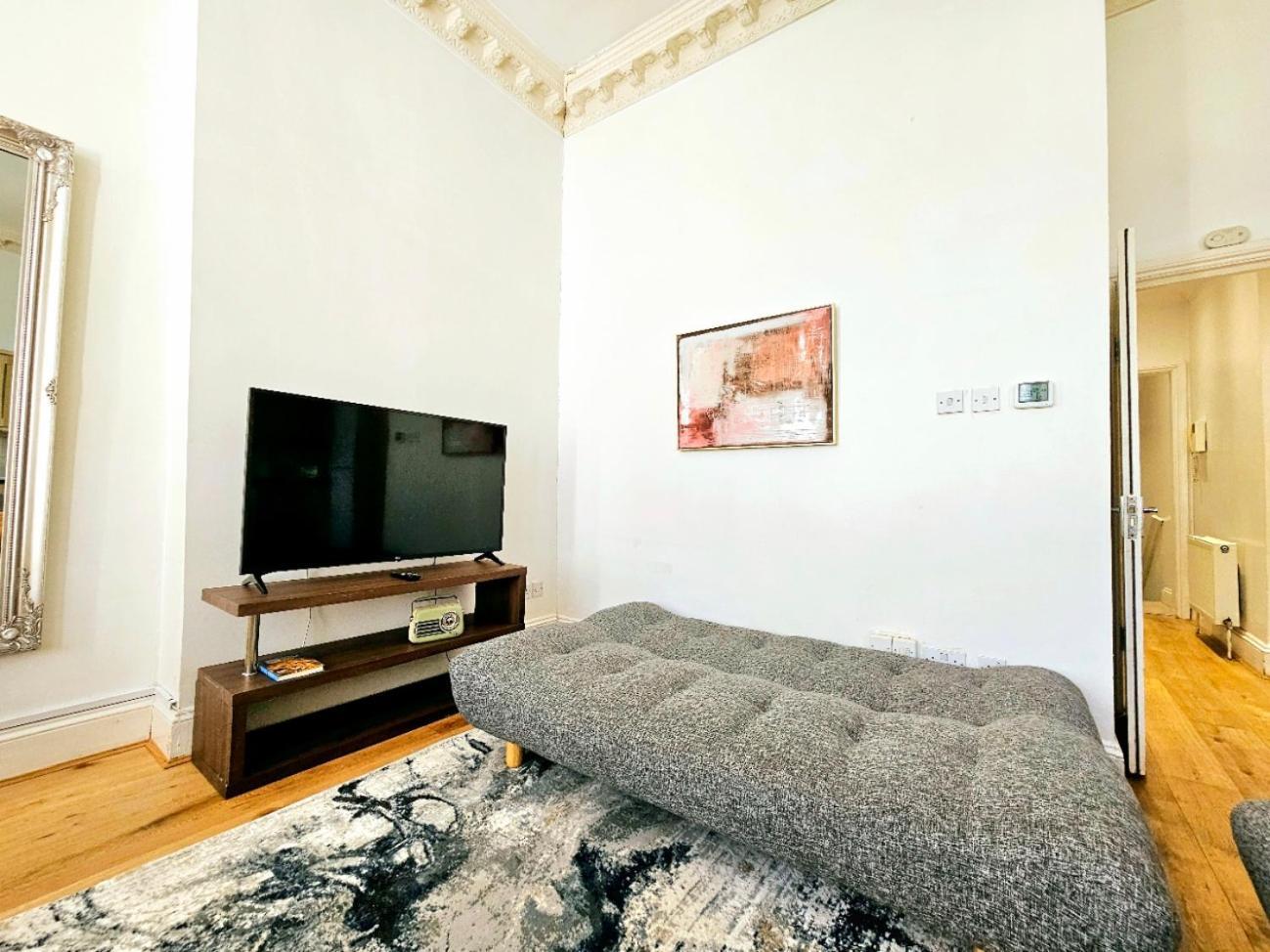 Charming Home With Private Balcony, On 1St Floor, With 2 Bathrooms, 3 Min Walk To Earl'S Court Station London Exterior photo